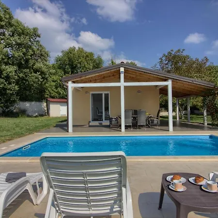 Wonderful Nezakcij With Pool Near The Town And The Villa Valtura