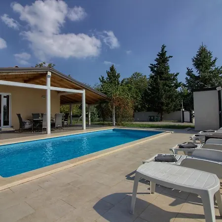 Wonderful Nezakcij With Pool Near The Town And The Villa Valtura